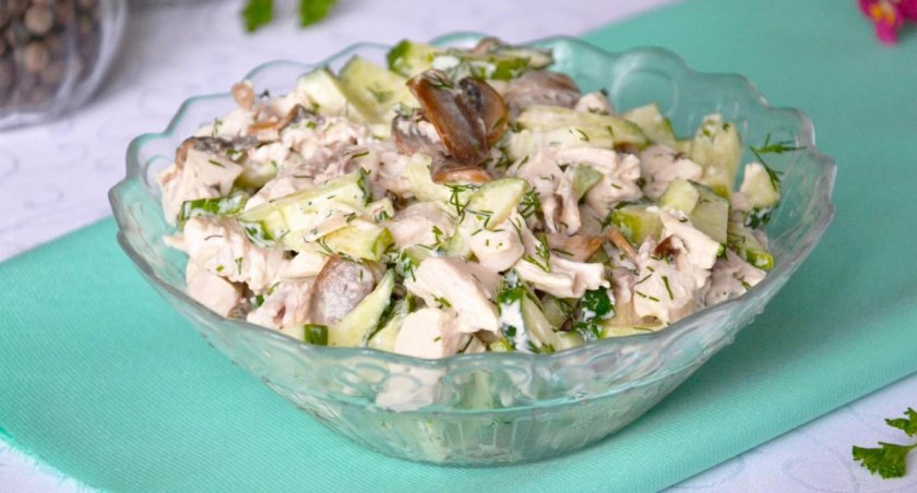Салат с маринованными грибами и яблоками Салат с маринованными грибами и яблоками