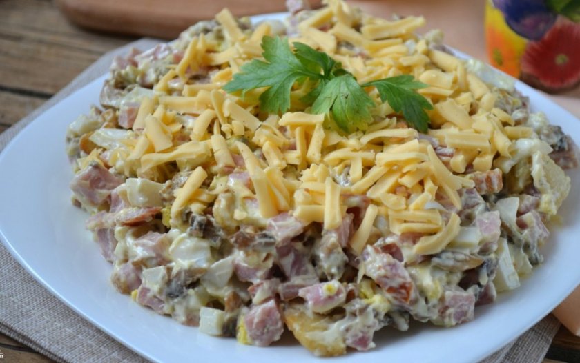 Салат с маринованными грибами и ветчиной Салат с маринованными грибами и ветчиной