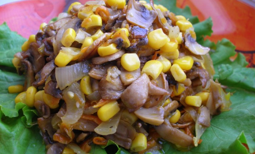 Салат с маринованными грибами и кукурузой Салат с маринованными грибами и кукурузой