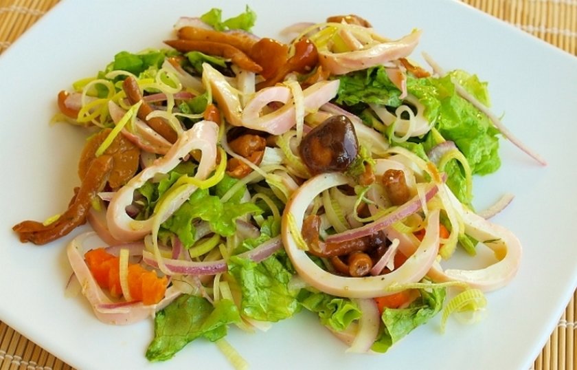 Салат с маринованными грибами и кальмарами Салат с маринованными грибами и кальмарами