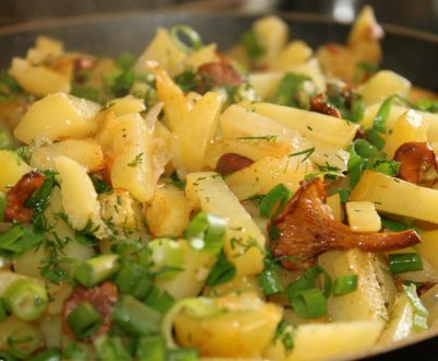 Як тушкувати картоплю з лисичками