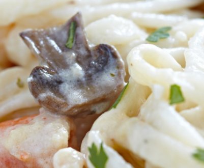 Приготування макаронів із креветками та грибами