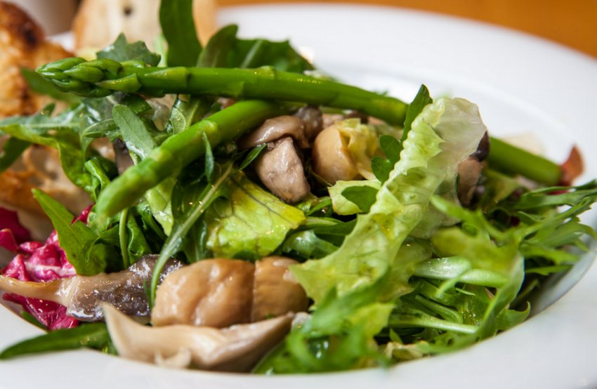 Салат зі спаржею