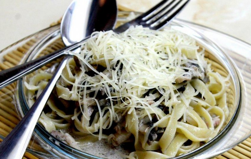 Паста з беконом і грибами