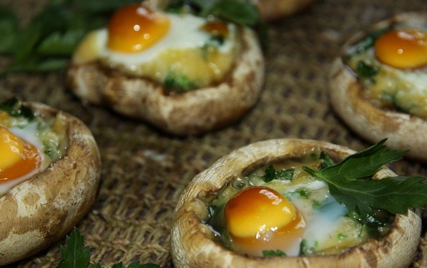 Печериці фаршировані перепелиними яйцями