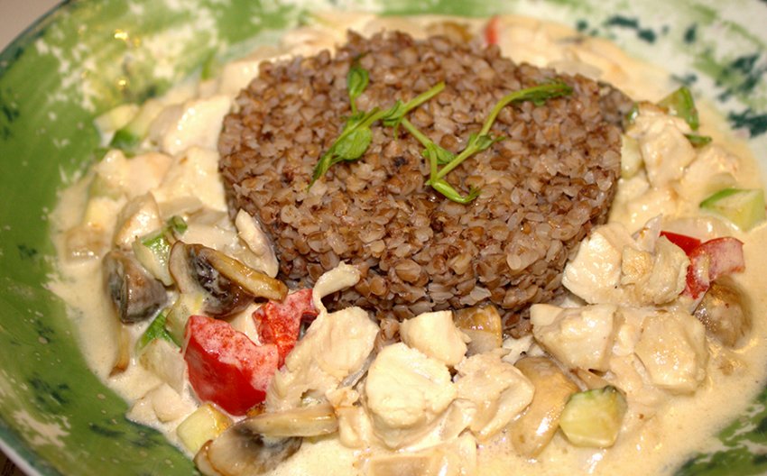 Куряче фрикасе з грибами и гречкой Куряче фрикасе з грибами и гречкой