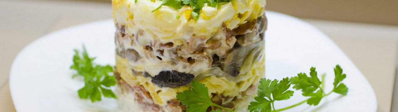 Рецепт смачного салату з курячою грудкою та грибами