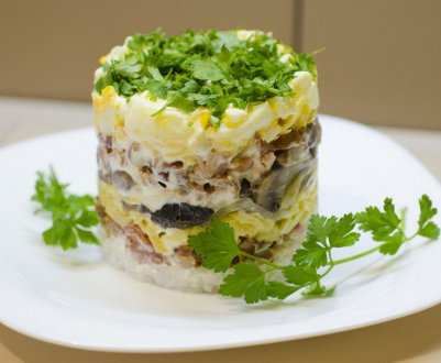 Рецепт смачного салату з курячою грудкою та грибами