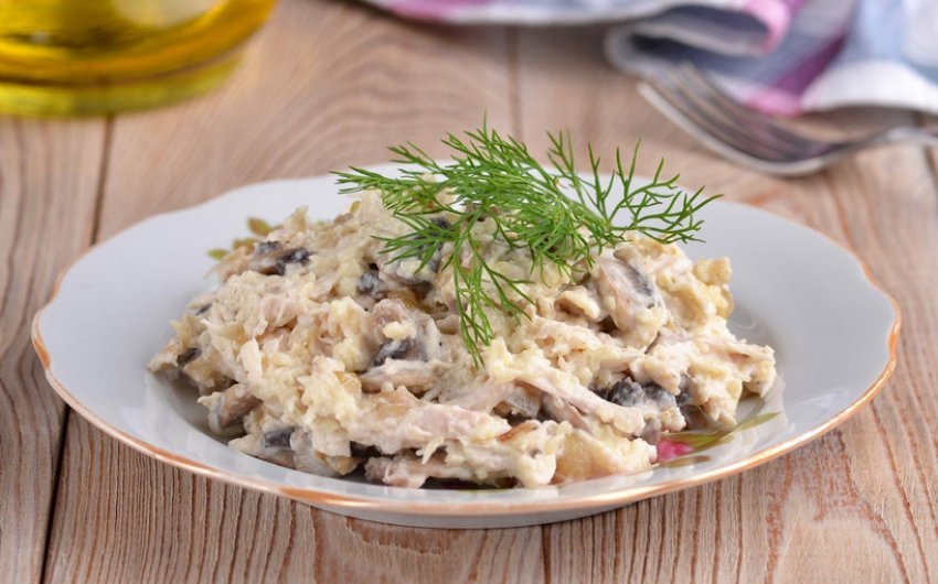 Салат із курячою грудкою та консервованими грибами Салат із курячою грудкою та консервованими грибами