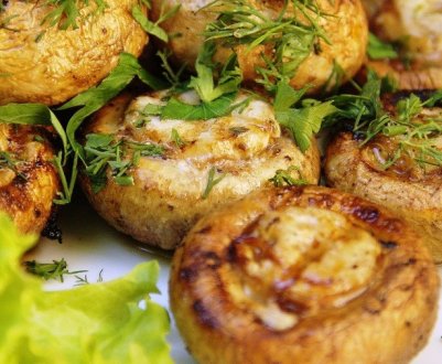 Рецепт смачних печериць на мангалі в маринаді з майонезом