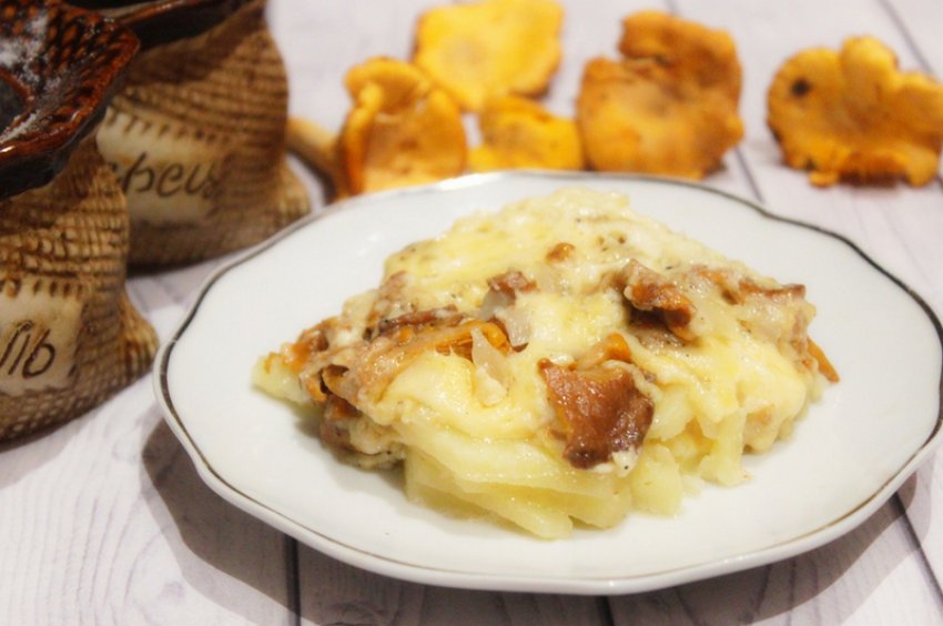 Лисички з картоплею і цибулею Лисички з картоплею і цибулею