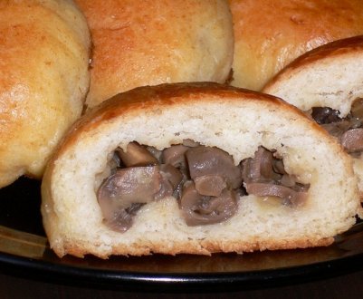 Смачний рецепт пиріжків із печерицями та цибулею