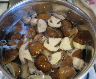 Скільки потрібно варити заморожені білі гриби