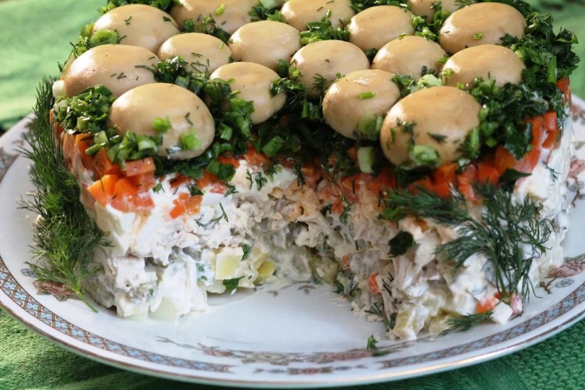 Слоёный салат с грибами без мяса Слоёный салат с грибами без мяса