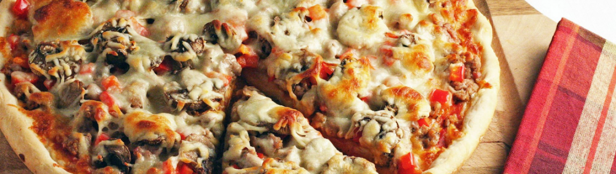 Як приготувати піцу зі свіжими печерицями, ковбасою і сиром