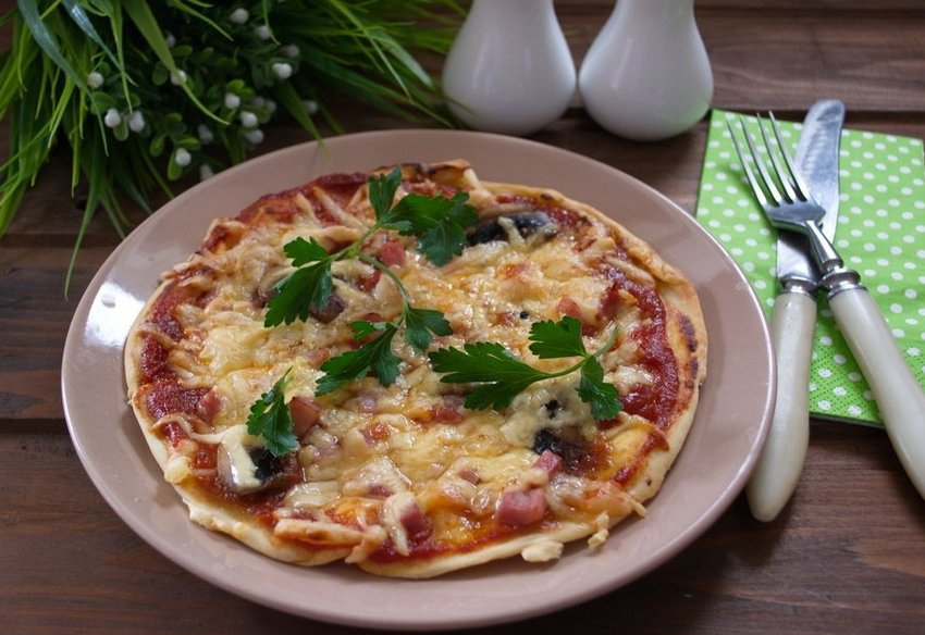 Піца з грибами печерицями, ковбасою і сиром