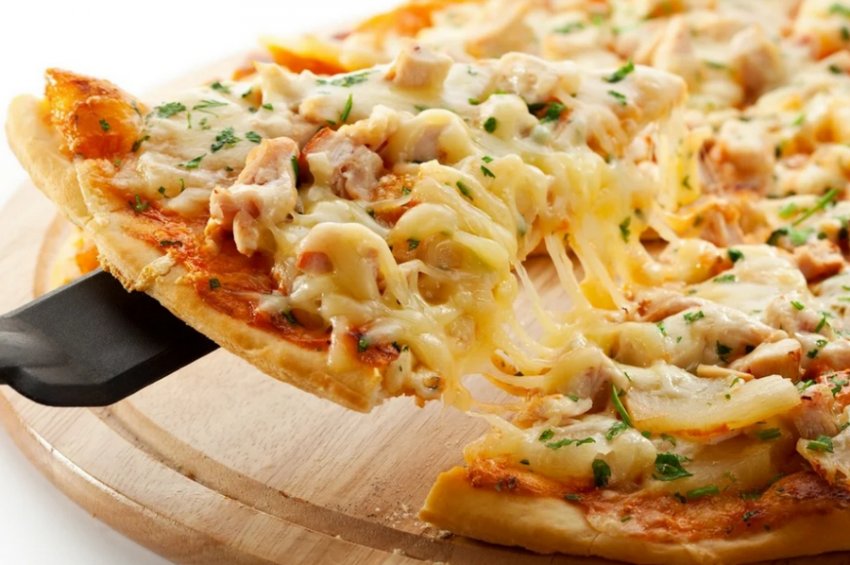 Піца з грибами печерицями, ковбасою і сиром