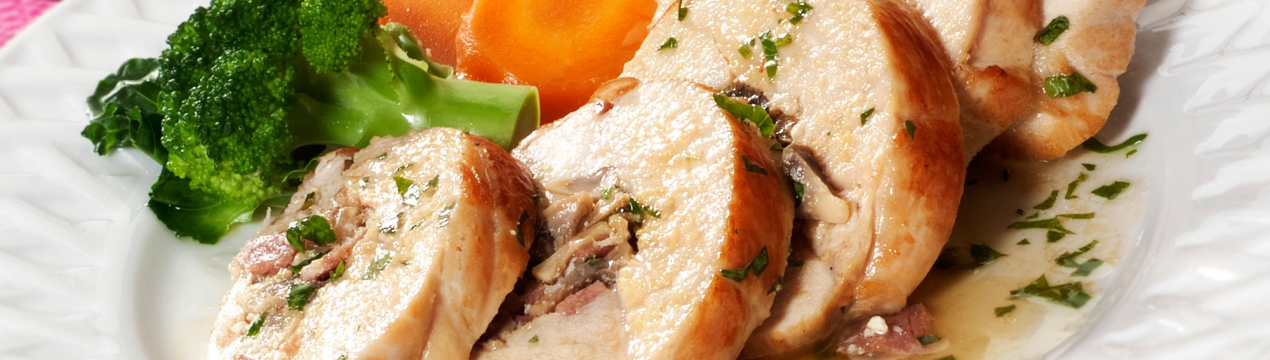 Рецепт смачних курячих рулетиків із грибами у вершковому соусі