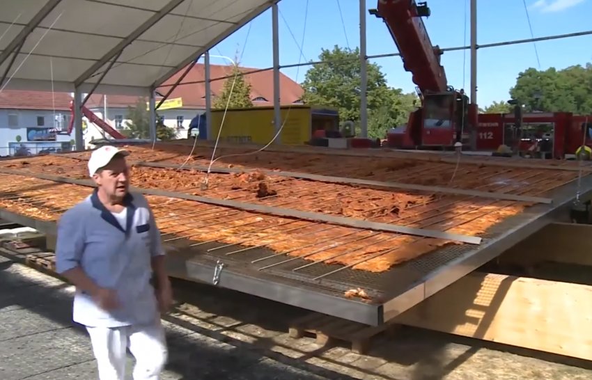 Німецькі фермери надали чотири тисячі яєць і півтори тонни м'яса для велетенського шніцеля Німецькі фермери надали чотири тисячі яєць і півтори тонни м'яса для велетенського шніцеля