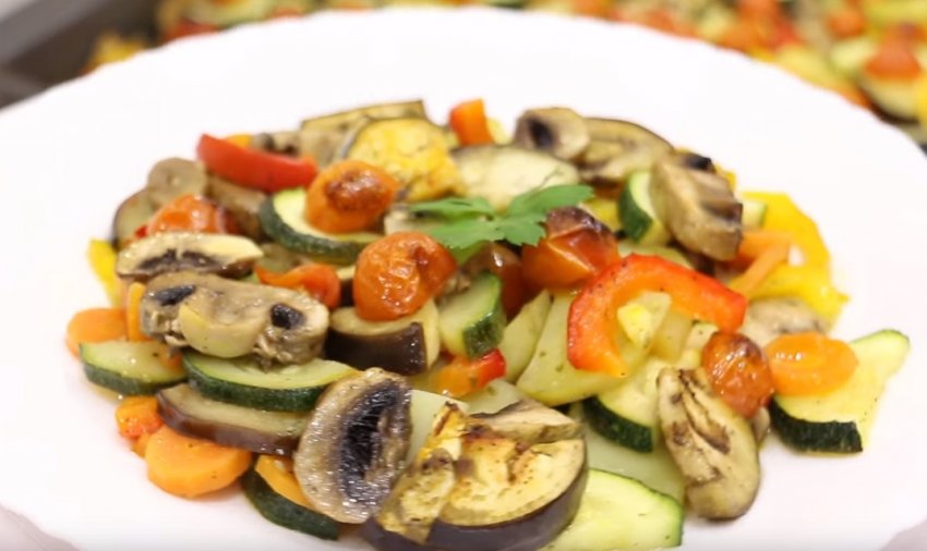 овощи с грибами в духовке. рагу с курицей пп с кабачком. шампиньоны фаршированные курицей. овощи с грибами в духовке запеченные. шампиньоны шашлык.