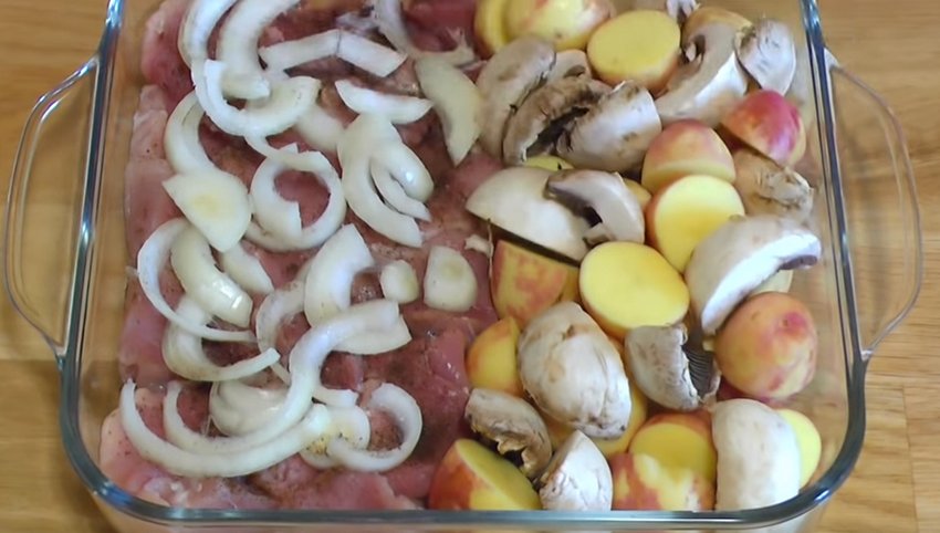 При какой температуре запекать в духовке картошку с мясом и грибами