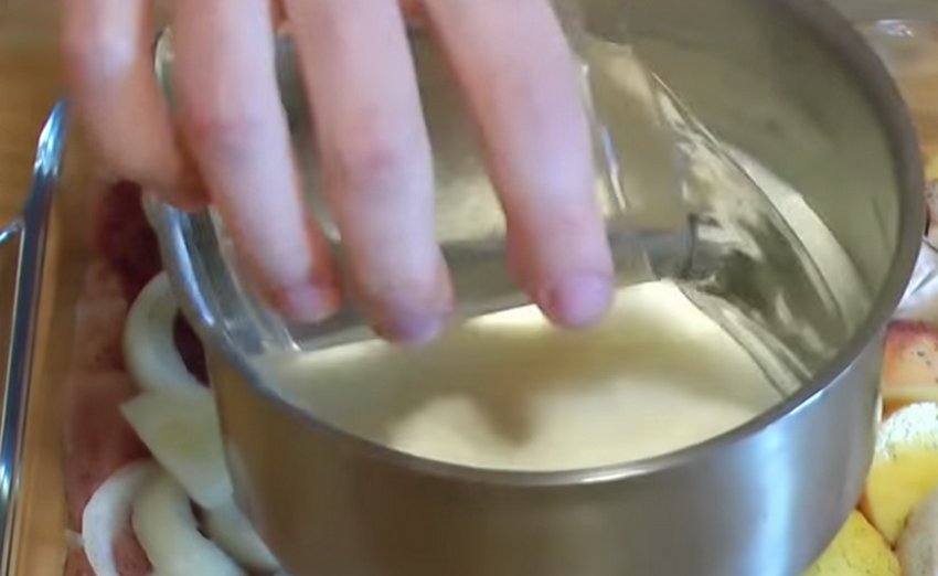При какой температуре запекать в духовке картошку с мясом и грибами