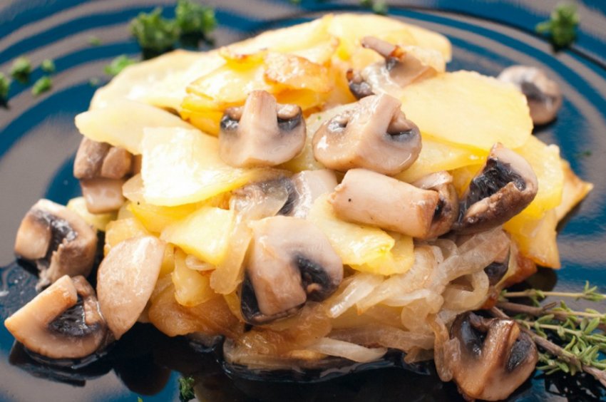 При какой температуре запекать в духовке картошку с мясом и грибами
