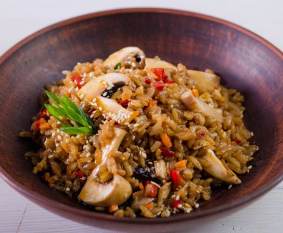 Рецепт смачного рису з печерицями та овочами