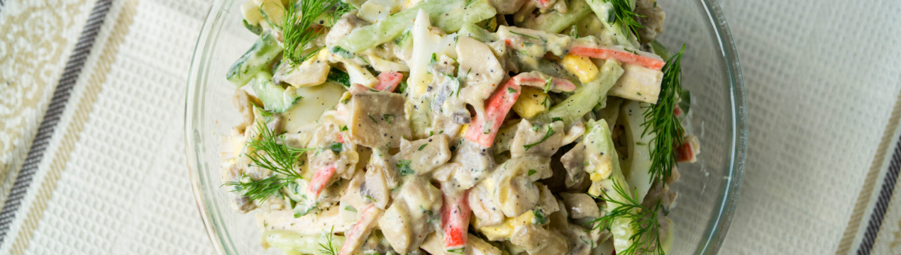 Як приготувати салат із крабовими паличками та грибами