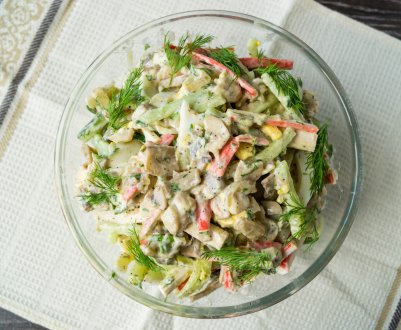 Як приготувати салат із крабовими паличками та грибами