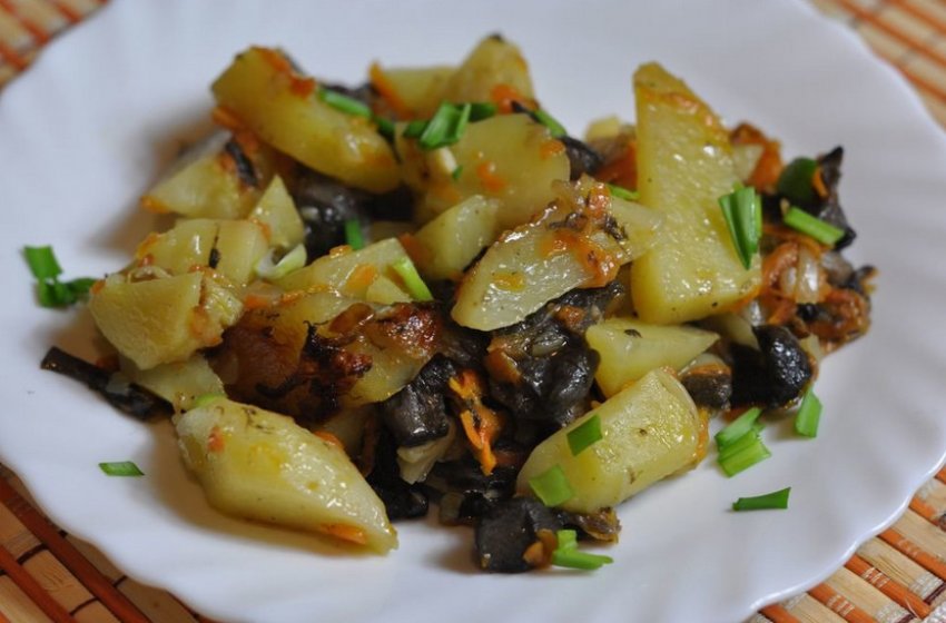 Тушкована картопля із замороженими грибами Тушкована картопля із замороженими грибами
