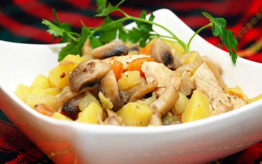 Тушкована картопля із замороженими грибами Тушкована картопля із замороженими грибами