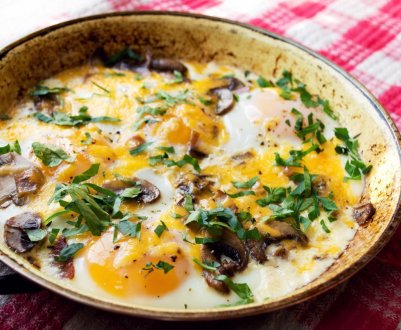 Рецепт смачної яєчні з печерицями
