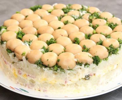 Рецепт смачного салату "Грибна поляна" з печерицями