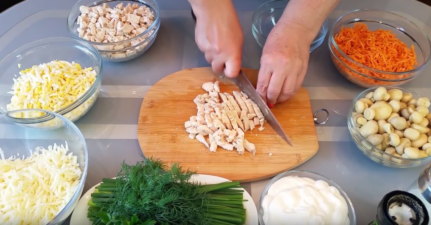 Підготовка інгредієнтів для салату Підготовка інгредієнтів для салату