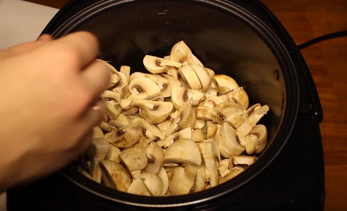 Запеченные грибы в мультиварке. Шампиньоны в быстром маринаде. Курица в мультиварке с шампиньонами. Горки с шампиньонами. Ризотто с грибами в мультиварке.