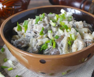 Рецепт смачних смажених глив з цибулею та сметаною