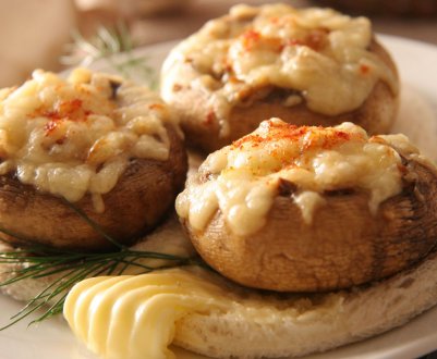Як приготувати фаршировані печериці з сиром у духовці