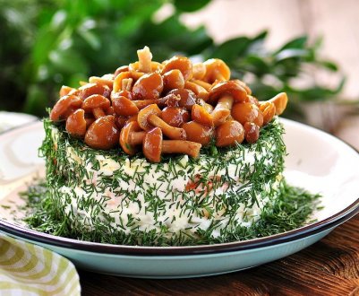 Як приготувати салат з опеньками та шинкою