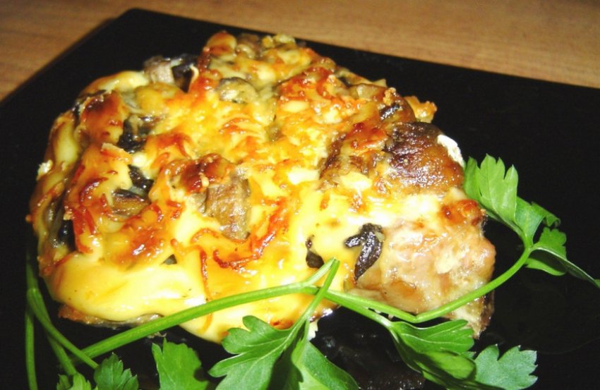 Свинячі відбивні з сиром, грибами та цибулею в духовці