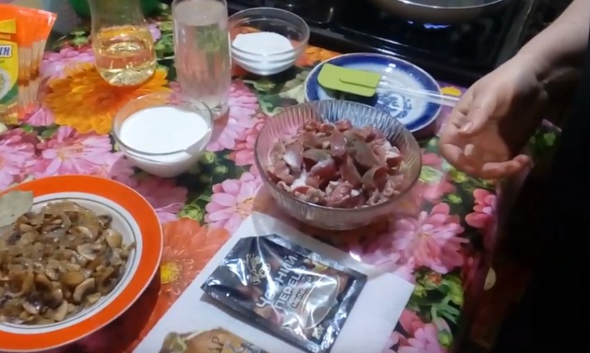 Желудки с грибами в сметанном соусе