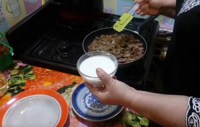 Желудки с грибами в сметанном соусе