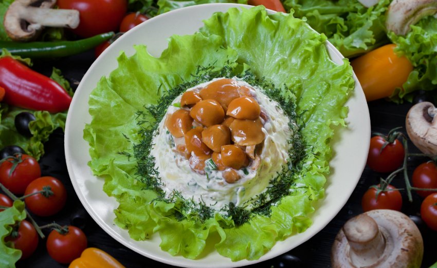 Салат грибне лукошко з опеньками