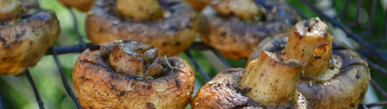 маринад для шампиньонов на мангале со сметаной и чесноком рецепт. . маринад для шампиньонов на мангале со сметаной и чесноком рецепт фото. маринад для шампиньонов на мангале со сметаной и чесноком рецепт-. картинка маринад для шампиньонов на мангале со сметаной и чесноком рецепт. картинка . Приветствую вас! Ранее мы готовили традиционное весеннее блюдо – шашлык. Делали его из свинины, курицы, баранины. Но ведь его можно сделать и не из мясных продуктов, например из шампиньонов. Получается очень вкусно и сытно. Иногда такие грибочки подают в качестве гарнира к мясу, а иногда и отдельно. Конечно, большой их плюс – быстрота приготовления. Для того, что пористая мякоть шампиньонов пропиталась нужно максимум 60 минут. Но обычно хватает 10-15.