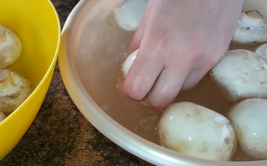 маринад для шампиньонов на мангале со сметаной и чесноком рецепт. 127347.pymyqo.850. маринад для шампиньонов на мангале со сметаной и чесноком рецепт фото. маринад для шампиньонов на мангале со сметаной и чесноком рецепт-127347.pymyqo.850. картинка маринад для шампиньонов на мангале со сметаной и чесноком рецепт. картинка 127347.pymyqo.850. Приветствую вас! Ранее мы готовили традиционное весеннее блюдо – шашлык. Делали его из свинины, курицы, баранины. Но ведь его можно сделать и не из мясных продуктов, например из шампиньонов. Получается очень вкусно и сытно. Иногда такие грибочки подают в качестве гарнира к мясу, а иногда и отдельно. Конечно, большой их плюс – быстрота приготовления. Для того, что пористая мякоть шампиньонов пропиталась нужно максимум 60 минут. Но обычно хватает 10-15.