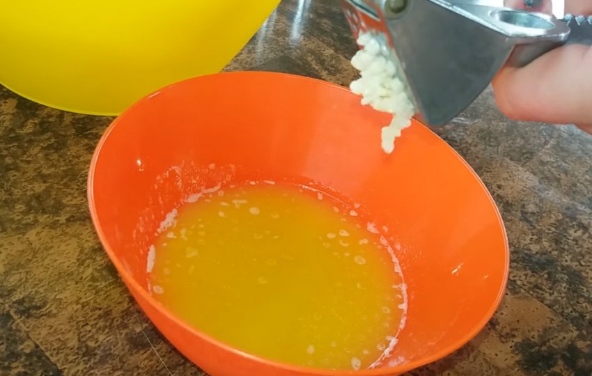 маринад для шампиньонов на мангале со сметаной и чесноком рецепт. 127348.pymysc.850. маринад для шампиньонов на мангале со сметаной и чесноком рецепт фото. маринад для шампиньонов на мангале со сметаной и чесноком рецепт-127348.pymysc.850. картинка маринад для шампиньонов на мангале со сметаной и чесноком рецепт. картинка 127348.pymysc.850. Приветствую вас! Ранее мы готовили традиционное весеннее блюдо – шашлык. Делали его из свинины, курицы, баранины. Но ведь его можно сделать и не из мясных продуктов, например из шампиньонов. Получается очень вкусно и сытно. Иногда такие грибочки подают в качестве гарнира к мясу, а иногда и отдельно. Конечно, большой их плюс – быстрота приготовления. Для того, что пористая мякоть шампиньонов пропиталась нужно максимум 60 минут. Но обычно хватает 10-15.