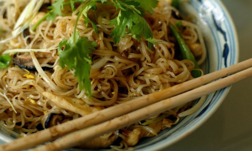 Рисова локшина з сухими шиїтаке