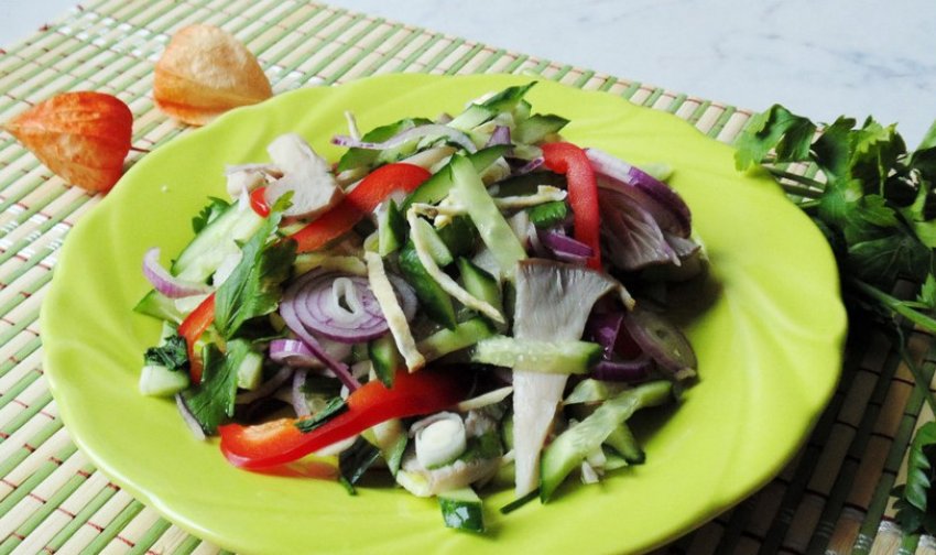 Зі смаженими гливами, кіноа та копченою куркою Зі смаженими гливами, кіноа та копченою куркою