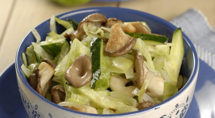 Зі свіжим огірком і курячою грудкою Зі свіжим огірком і курячою грудкою