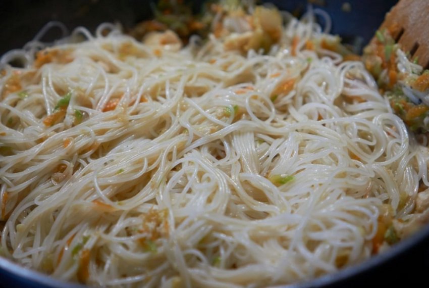 Рисова локшина з сухими шиїтаке